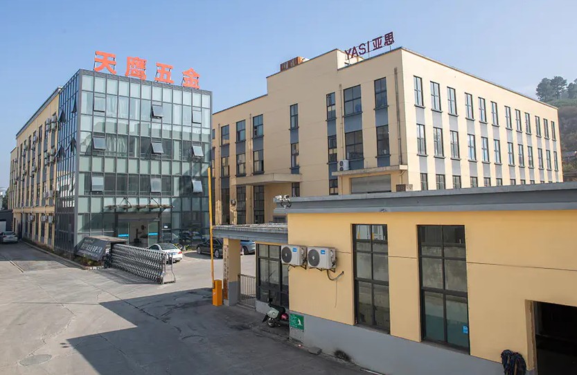 Preskúmajte technológiu uzatvárania sponiek na uzatváranie škatúľ
